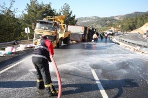 Sabun y&uuml;kl&uuml; TIR devrildi: Yol 3 saat kapandı