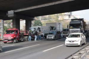 İstanbul'da zincirleme kaza: TEM'de trafik fel&ccedil;!