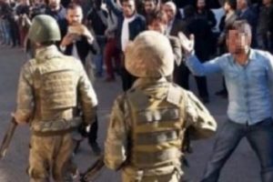 Askere k&uuml;f&uuml;r eden 6 kişi g&ouml;zaltında!