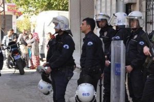 Nizip'te taşlı sopalı kavga: 17 g&ouml;zaltı