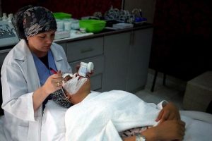 Gazzeli kadınlar g&uuml;zellik salonları ile moral topluyor