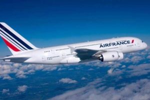 Paris u&ccedil;ağı İstanbul'a acil iniş yaptı