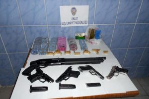 Bitlis'te silah ve uyuşturucu operasyonu: 4 g&ouml;zaltı