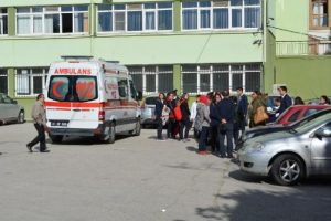Lisede asit şişesi kırıldı: 6 kişi hastanede