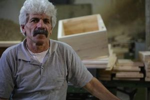 İş&ccedil;i bulamayınca eşi ve kızıyla &uuml;retimine başladı