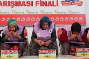 Kadınlar en fazla domatesi yemek i&ccedil;in yarıştı