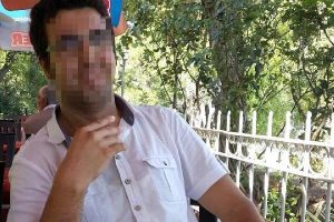 &Ouml;ğrencilerini pet şişeye oturtmak istediği iddiasıyla yargılanıyor