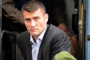 Annesiyle ilişki yaşadığı iddiasıyla komşusunu &ouml;ld&uuml;ren sanığa indirim