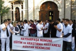 Asistan doktorlardan protesto y&uuml;r&uuml;y&uuml;ş&uuml;