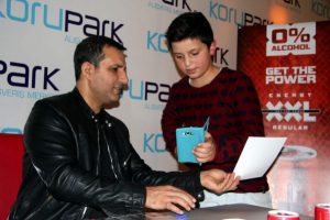 Rafet El Roman Bursa'da imza g&uuml;n&uuml;nde sevenleriyle buluştu
