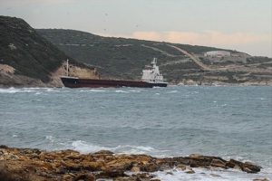 &Ccedil;anakkale Boğazı'nda y&uuml;k gemisi karaya oturdu