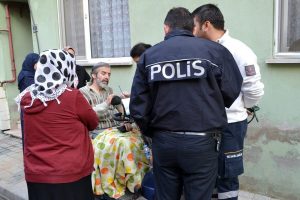 Bursa'da yangında mahsur kalan engelliyi itfaiye kurtardı