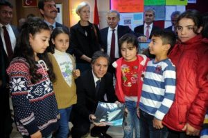 ABD Dışişleri Bakan Yardımcısı Suriyeli &ouml;ğrencilere kitap dağıttı
