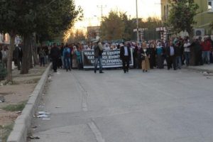 Adana'da izinsiz y&uuml;r&uuml;y&uuml;şe polis m&uuml;dahale etti