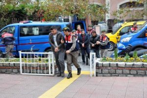 G&ouml;&ccedil;men ka&ccedil;ak&ccedil;ılığı operasyonuna 7 tutuklama