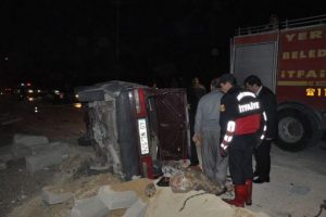 Otomobil kum yığınına &ccedil;arparak devrildi: 1 &ouml;l&uuml;