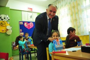 Bursa Orhangazi Belediyesi'nden &ouml;ğrencilere diş macunu ve fır&ccedil;a