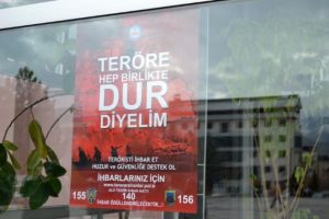 Hakkari'de kamu binalarına bu afişler asıldı
