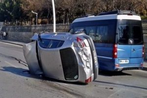 Kontrolden &ccedil;ıkan ara&ccedil; Meclis duvarına &ccedil;arptı