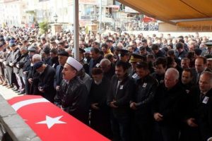 Yatağında &ouml;l&uuml; bulunan asker toprağa verildi