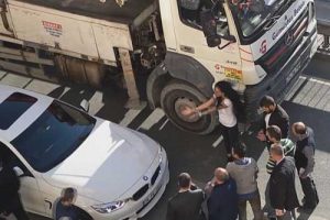 TIR'ın sıkıştırdığı kadın s&uuml;r&uuml;c&uuml; &ccedil;ılgına d&ouml;nd&uuml;!