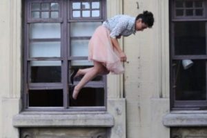 Oyuncu Hande Doğandemir 5. kattan b&ouml;yle d&uuml;şt&uuml;...