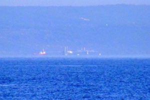 Boğazda karaya oturan gemi kurtulmaya &ccedil;alışıyor