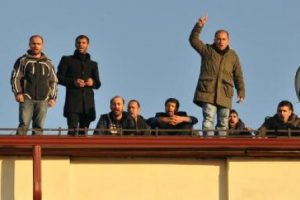 &Uuml;cret alamayan demir-&ccedil;elik iş&ccedil;ileri eylem i&ccedil;in &ccedil;atıya &ccedil;ıktı