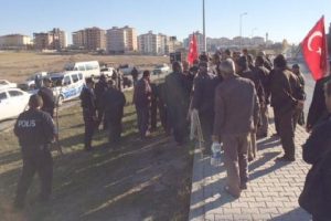 Adliye &ouml;n&uuml;nde eylem yapan k&ouml;yl&uuml;lere polis m&uuml;dahalesi