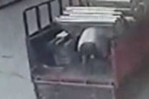 İş&ccedil;inin bir anlık dikkatsizliği domino etkisi yarattı