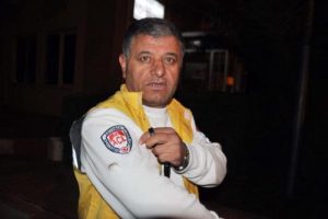 Ambulansın &ouml;n&uuml;n&uuml; kesen grup, tornavida ile saldırdı