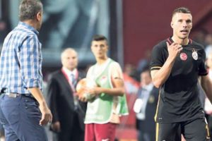 Podolski ve Yasin'den vefa