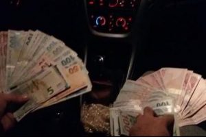 &Ccedil;aldıkları parayla selfie &ccedil;ektiren hırsızlık &ccedil;etesi yakalandı
