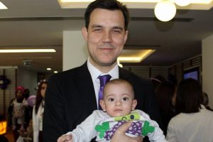 Bursa'da yaşamaz denilen parmak bebek hayata tutundu
