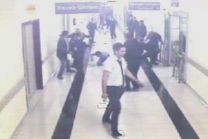 G&uuml;venlik g&ouml;revlilerinin bı&ccedil;aklandığı kavga kamerada