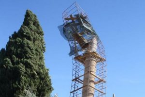 Restore edilen camide minaredeki k&uuml;lah r&uuml;zgarda yerinden &ccedil;ıktı