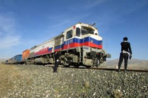 Y&uuml;k treni, otomobille &ccedil;arpıştı: 2 &ouml;l&uuml;