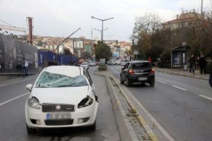 İstanbul'da lodostan &ccedil;&ouml;ken iskele 2 aracın &uuml;zerine d&uuml;şt&uuml;