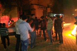 Elektrikleri kesilen mahalleli lastik yakarak eylem yaptı