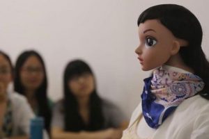 Ders anlatan robotun maaşı "şarj"