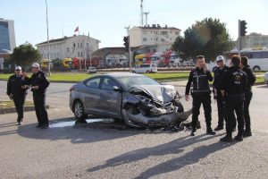 Gelin arabası polis otob&uuml;s&uuml;yle &ccedil;arpıştı: 3 yaralı