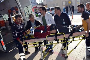 Bursa'da lodosun devirdiği direği onaran g&ouml;revli yaralandı