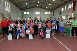 Bursa 10 yaş tenis turnuvasında şampiyonlar belli oldu