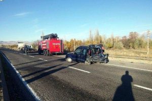 Ma&ccedil;tan d&ouml;nen hakem ve g&ouml;zlemciler kaza yaptı: 1 &ouml;l&uuml;, 4 yaralı