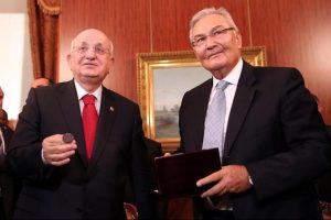 İsmail Kahraman'ın başkanlık pozu