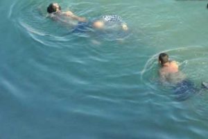 Dalgı&ccedil;lar gelemeyince &ccedil;evik kuvvet m&uuml;d&uuml;r&uuml; sudan &ccedil;ıkardı