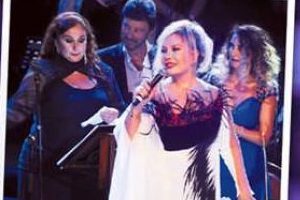 70'inci yaşını sahnede kutladı 'Dileğim 100' dedi...