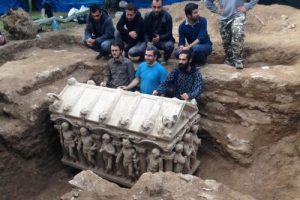 Bursa'da ka&ccedil;ak definecilerin yağmaladığı lahit, m&uuml;ze bah&ccedil;esinde