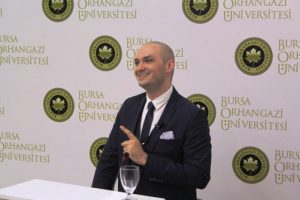 Baklavacı G&uuml;ll&uuml; tecr&uuml;belerini Bursalı &ouml;ğrencilerle paylaştı