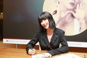 Hande Yener oğlunun patronu olacak...